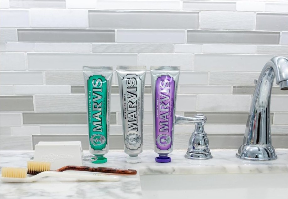 KEM ĐÁNH RĂNG BẠC HÀ MARVIS WHITENING MINT TOOTHPASTE 4 kem danh rang bac ha marvis whitening mint toothpaste 3391 3