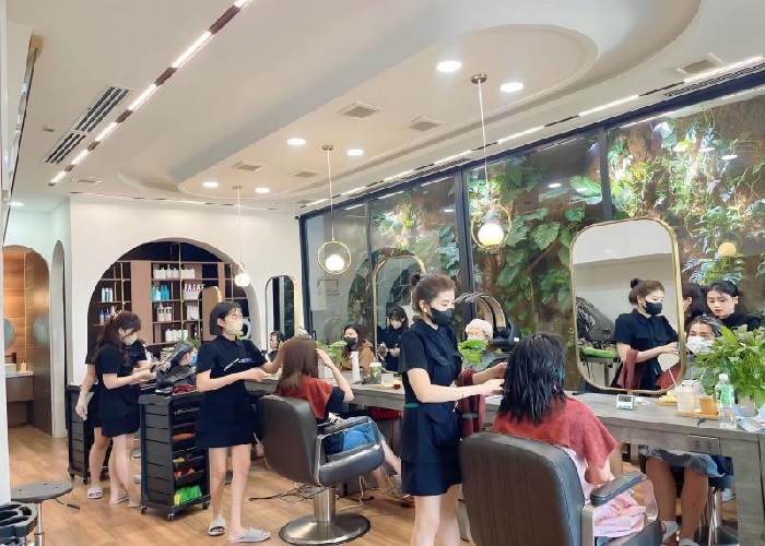 5 tiệm tóc nữ ở Phan Rang cho chị em thay đổi ấn tượng 4 Không gian cắt tóc ấn tượng